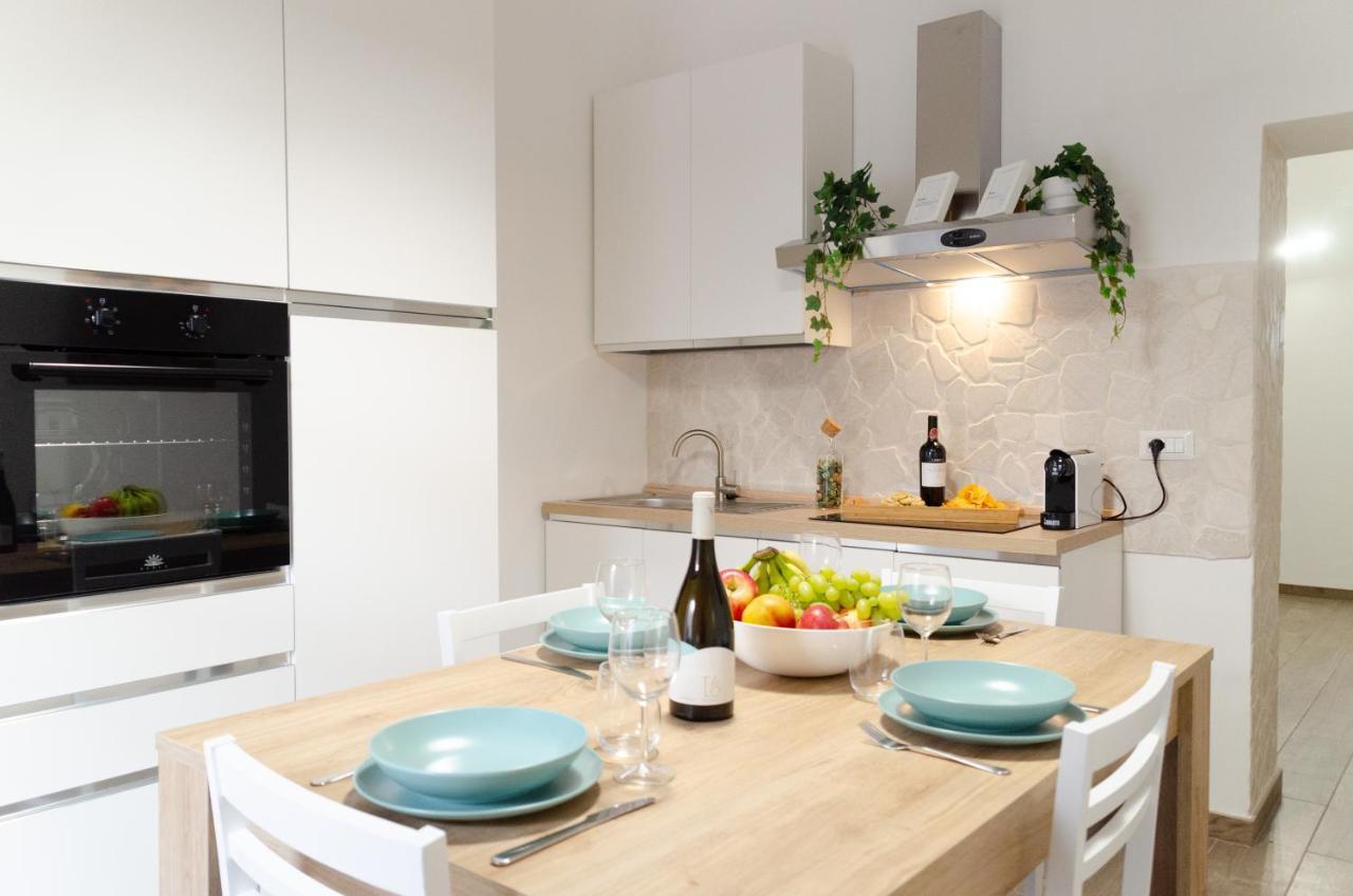 Modern Stone Apartment In The Heart Of Бари Екстериор снимка