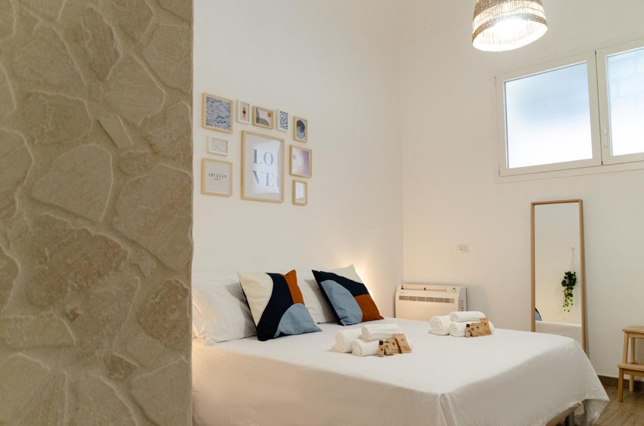 Modern Stone Apartment In The Heart Of Бари Екстериор снимка