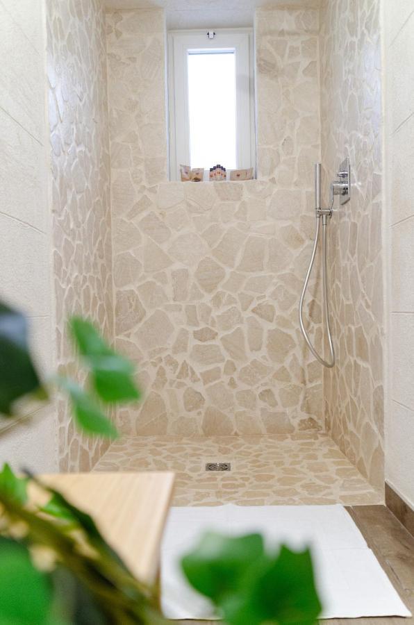 Modern Stone Apartment In The Heart Of Бари Екстериор снимка