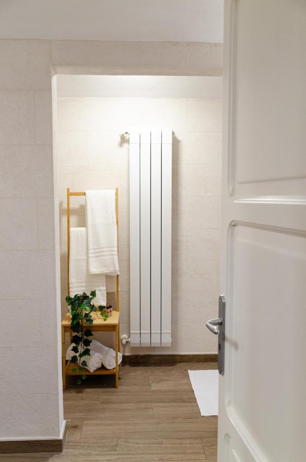 Modern Stone Apartment In The Heart Of Бари Екстериор снимка