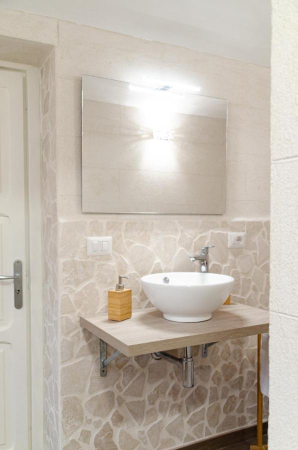 Modern Stone Apartment In The Heart Of Бари Екстериор снимка