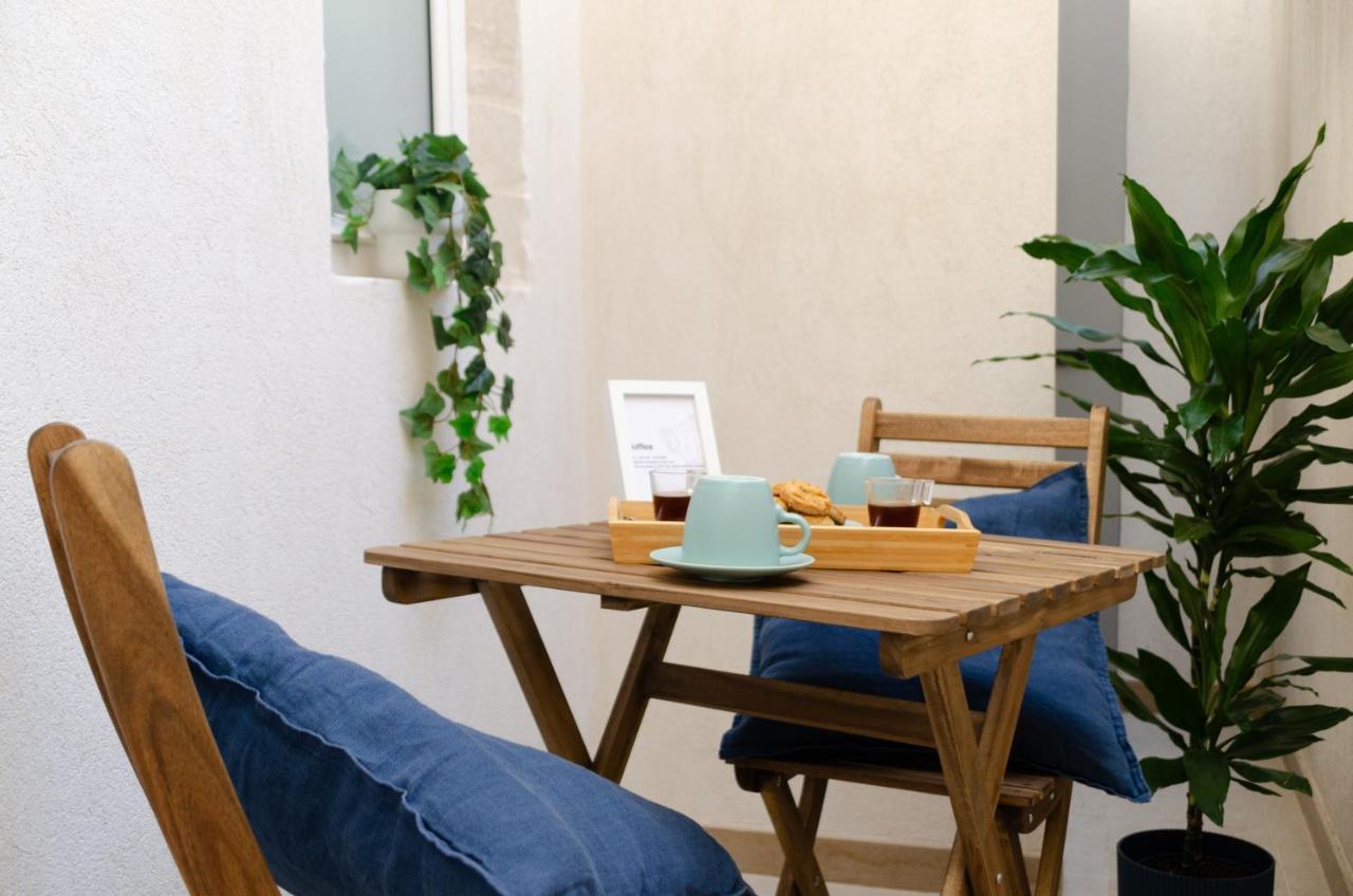 Modern Stone Apartment In The Heart Of Бари Екстериор снимка