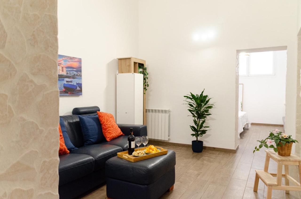 Modern Stone Apartment In The Heart Of Бари Екстериор снимка