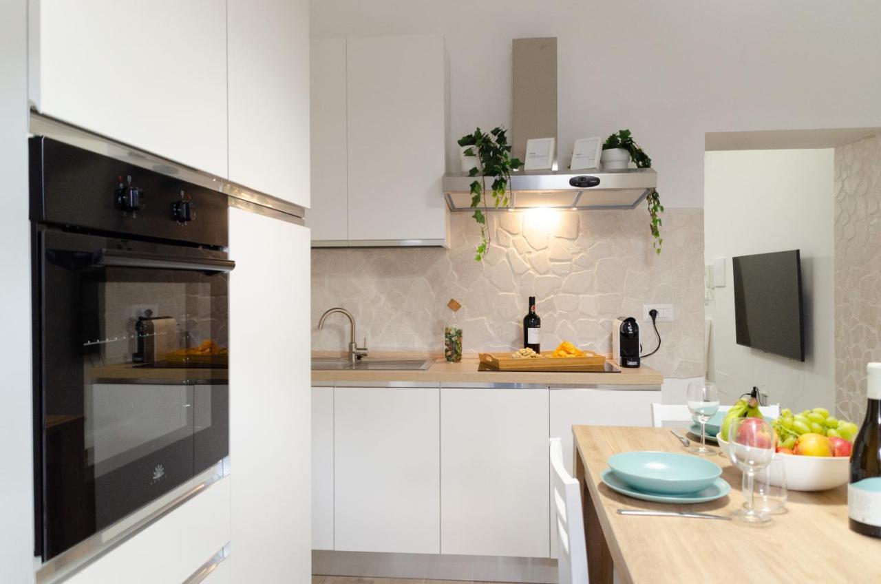 Modern Stone Apartment In The Heart Of Бари Екстериор снимка