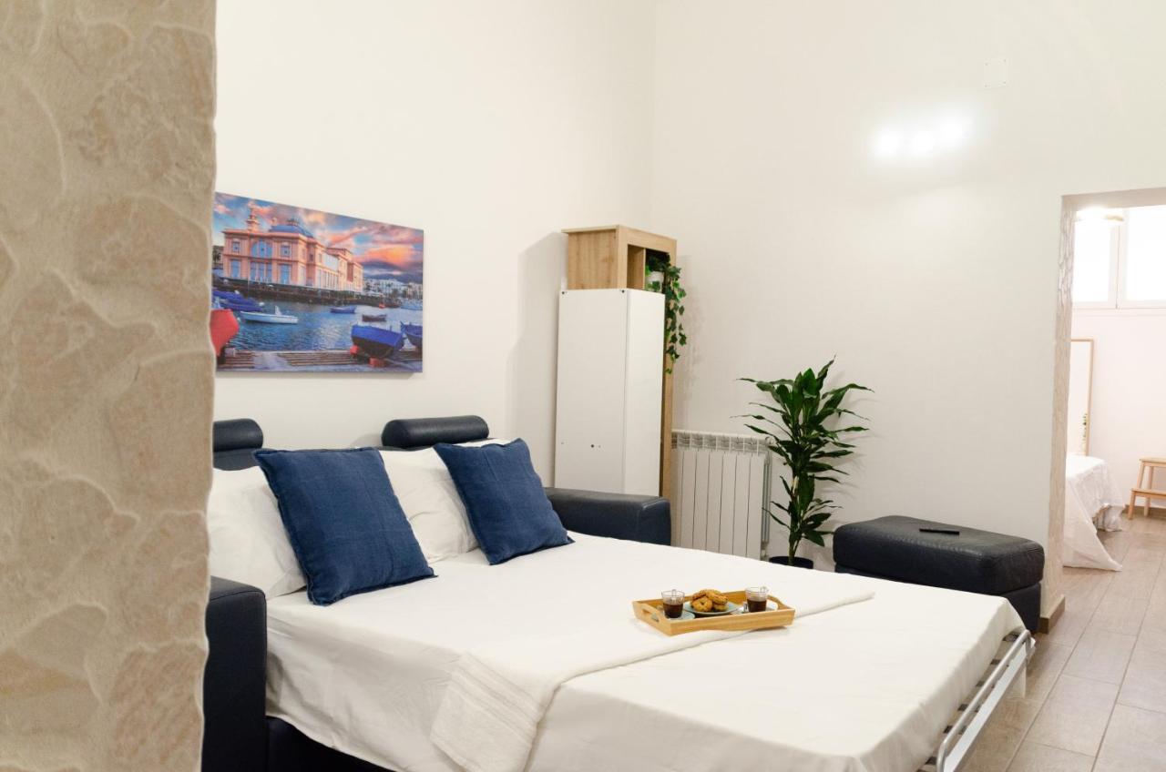 Modern Stone Apartment In The Heart Of Бари Екстериор снимка