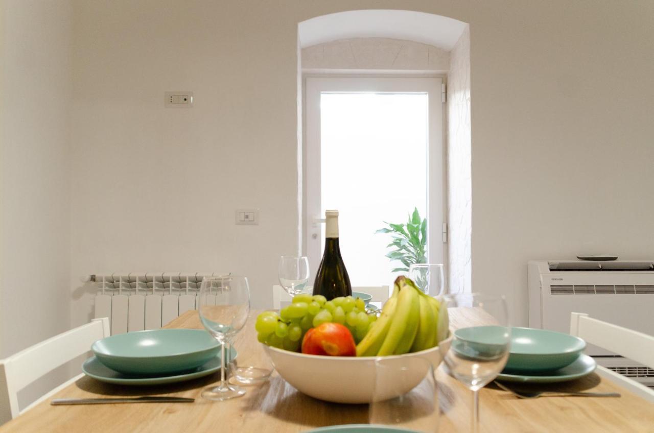 Modern Stone Apartment In The Heart Of Бари Екстериор снимка