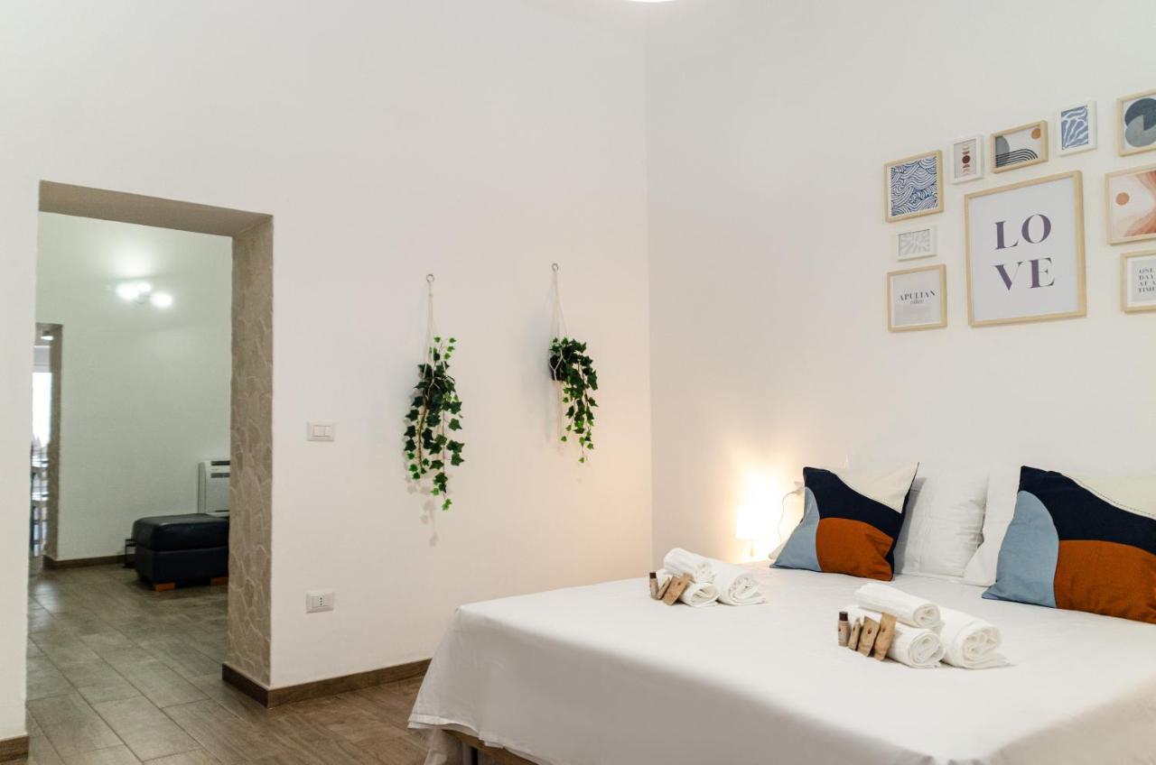 Modern Stone Apartment In The Heart Of Бари Екстериор снимка