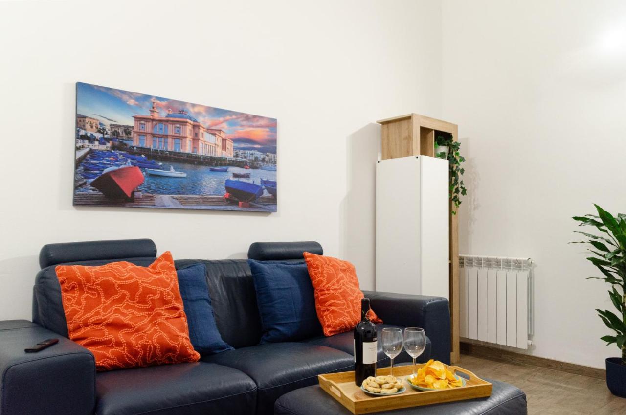 Modern Stone Apartment In The Heart Of Бари Екстериор снимка