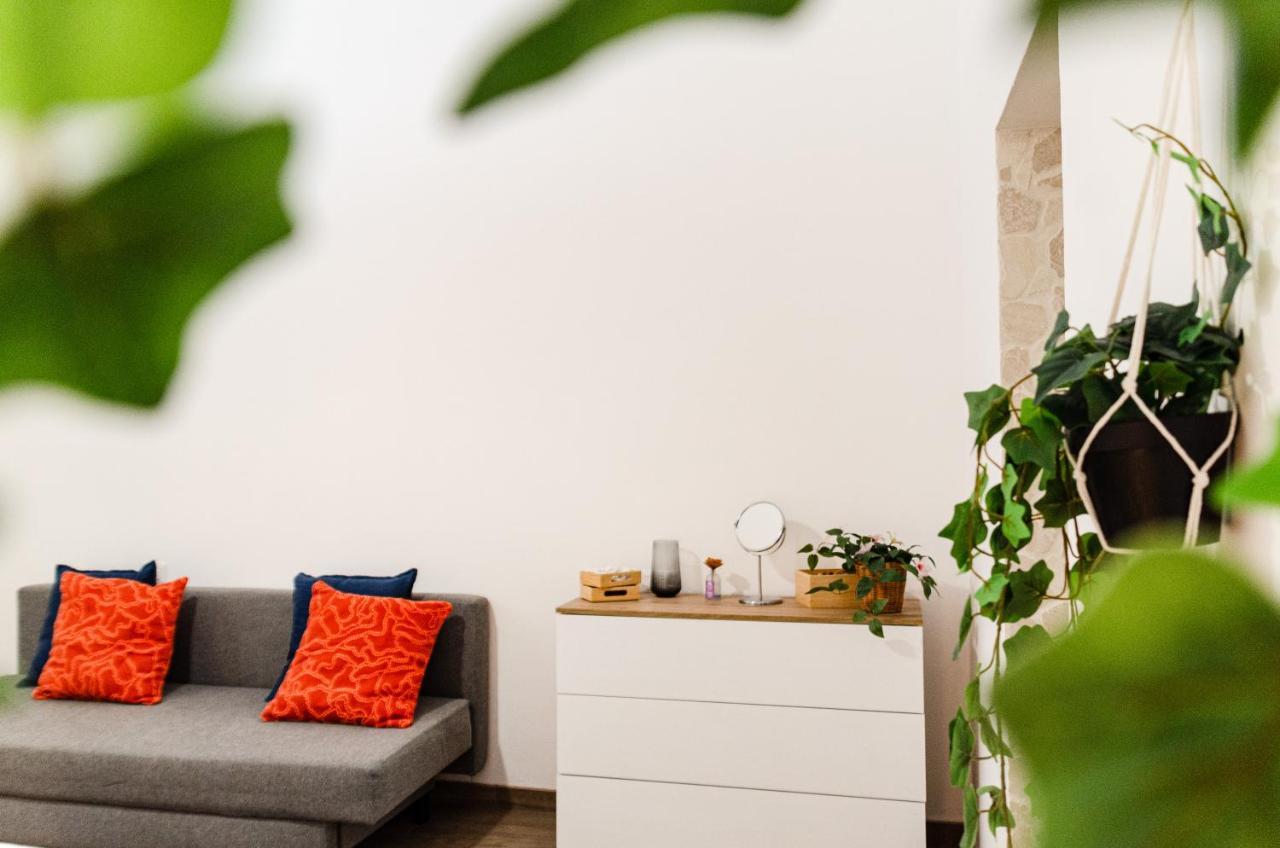 Modern Stone Apartment In The Heart Of Бари Екстериор снимка