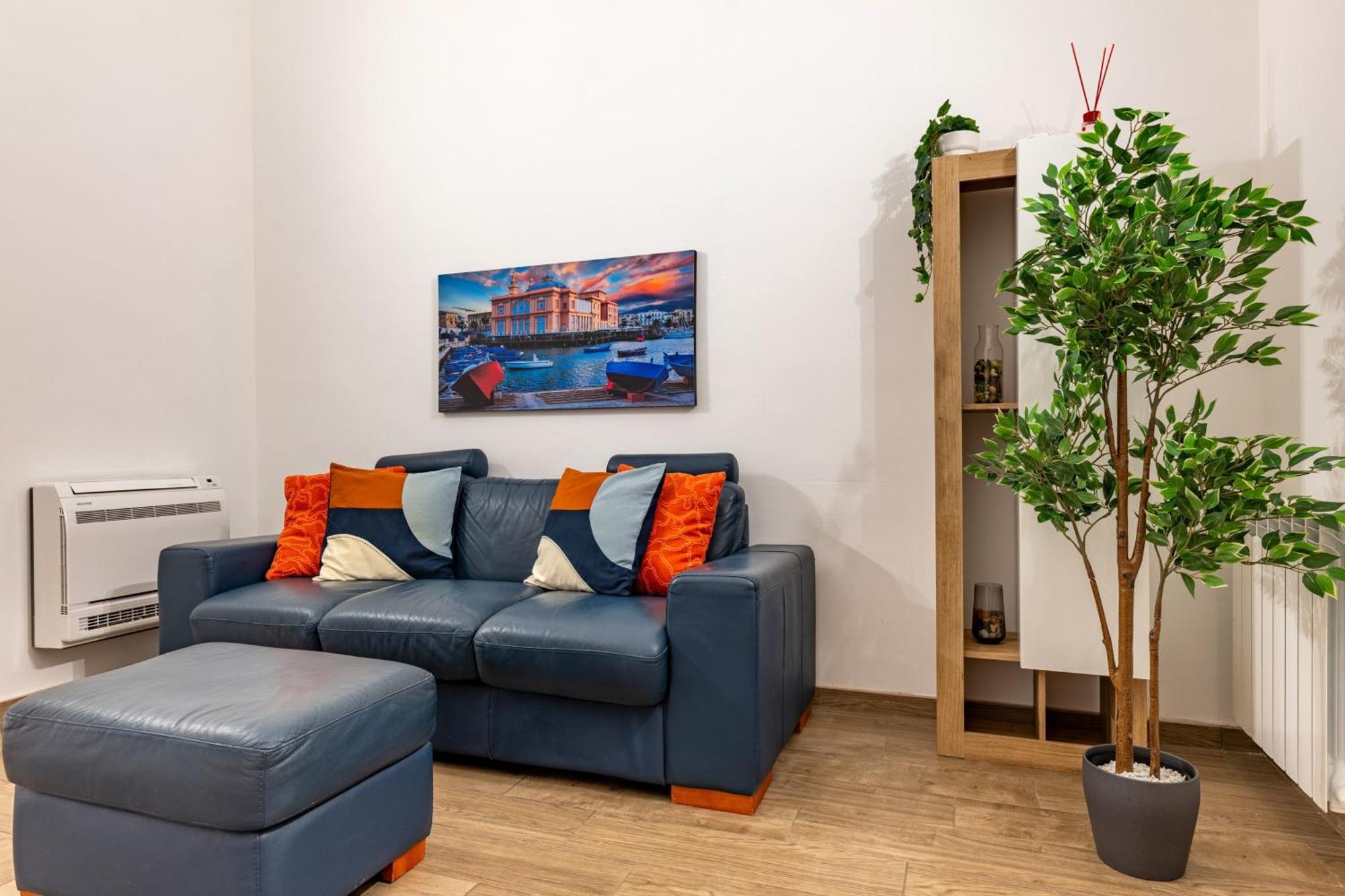 Modern Stone Apartment In The Heart Of Бари Екстериор снимка