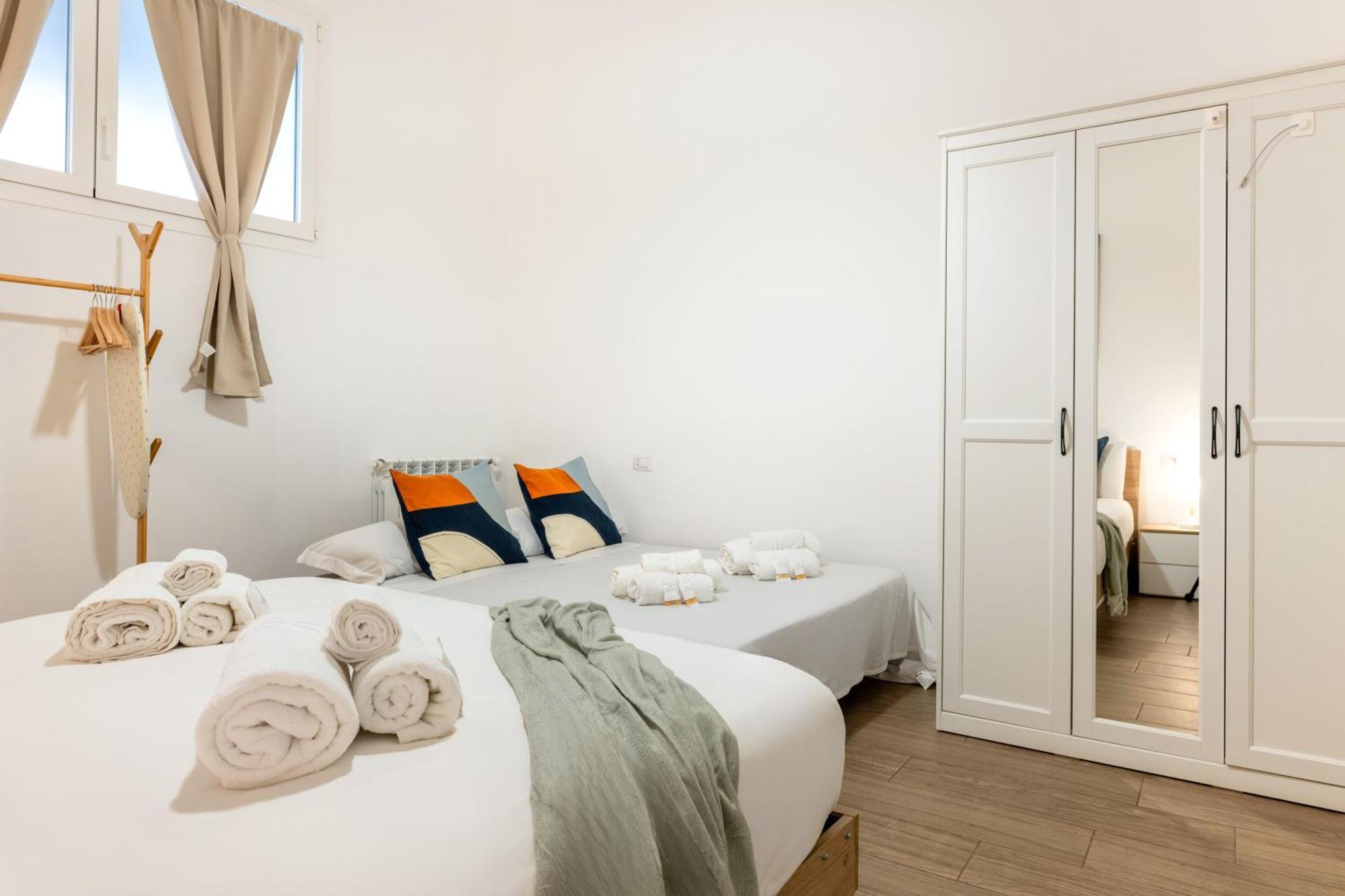 Modern Stone Apartment In The Heart Of Бари Екстериор снимка