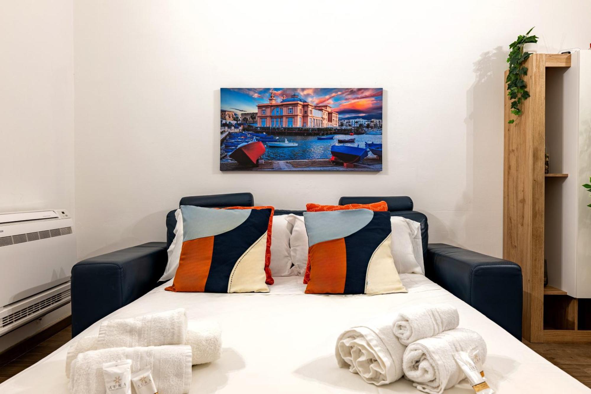 Modern Stone Apartment In The Heart Of Бари Екстериор снимка