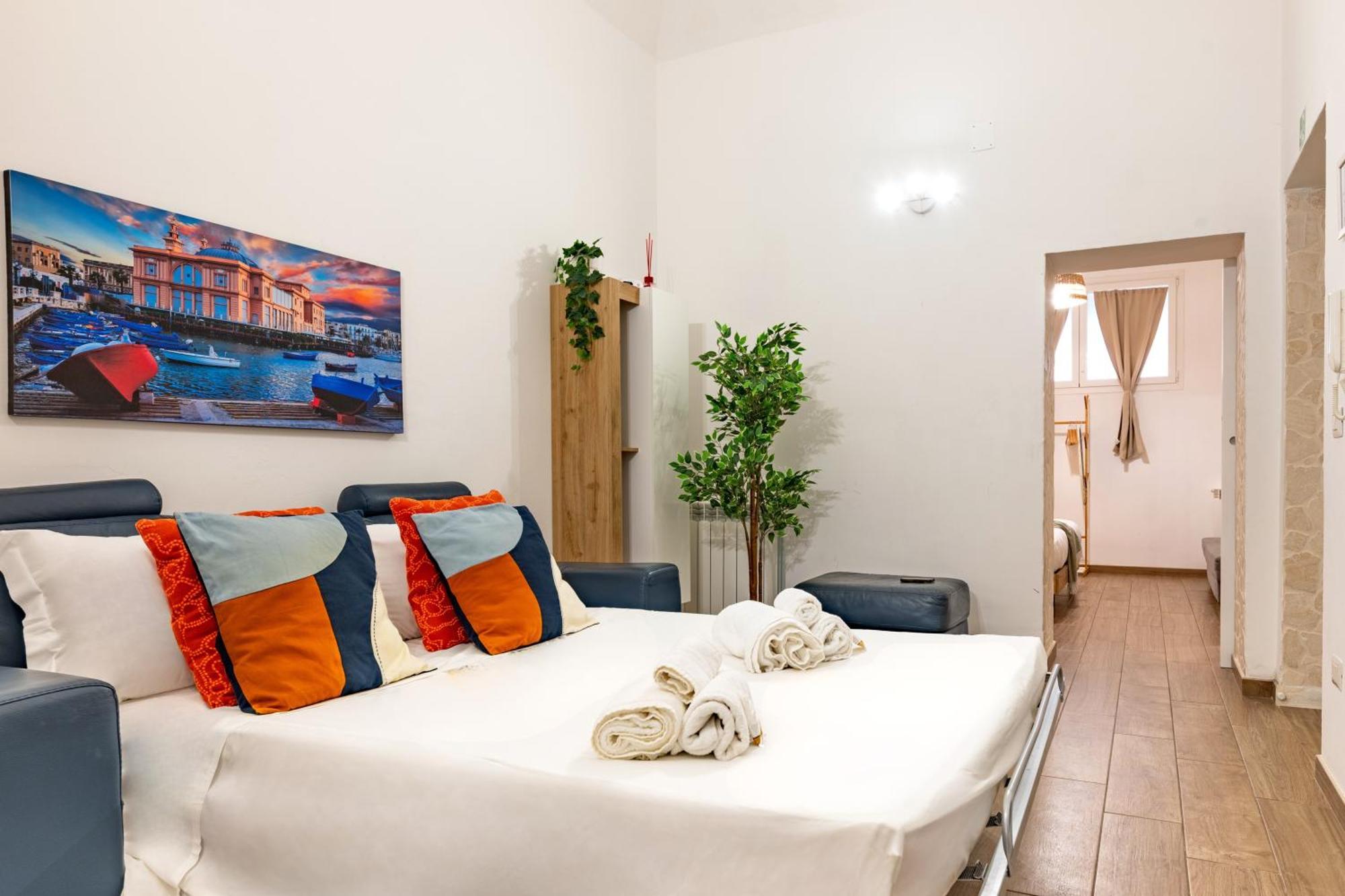Modern Stone Apartment In The Heart Of Бари Екстериор снимка