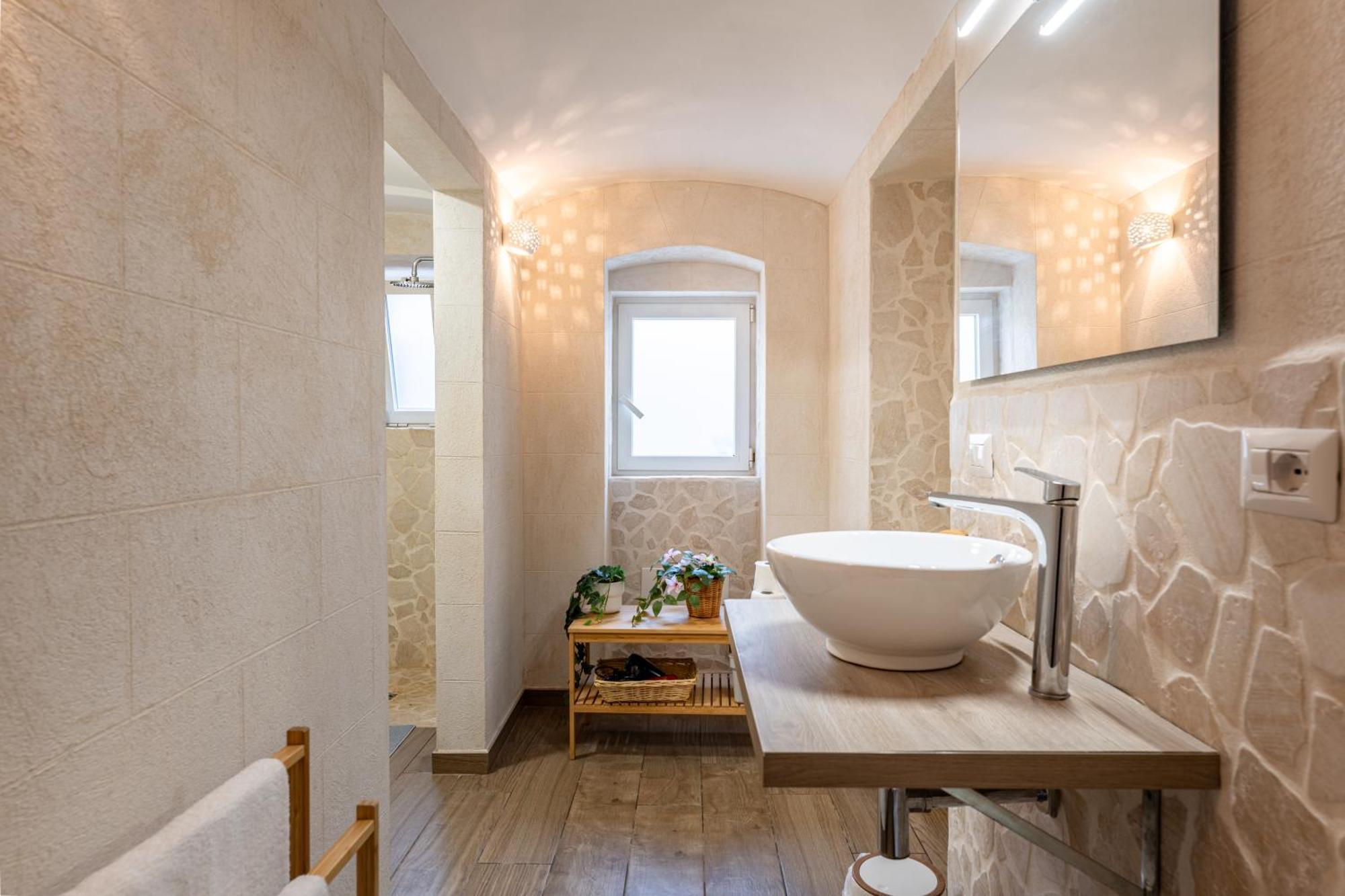 Modern Stone Apartment In The Heart Of Бари Екстериор снимка