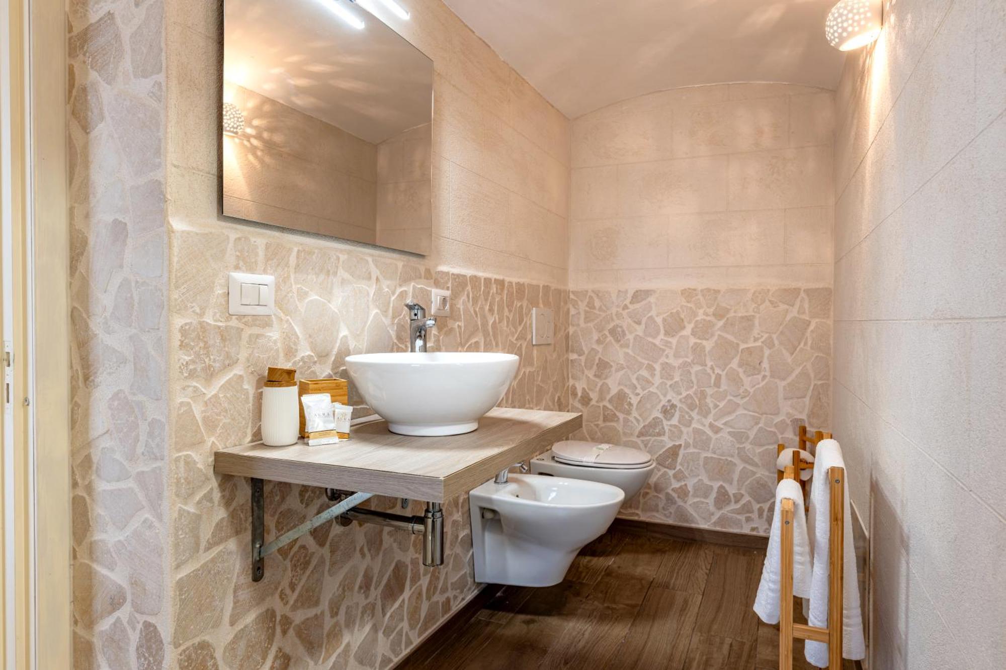 Modern Stone Apartment In The Heart Of Бари Екстериор снимка