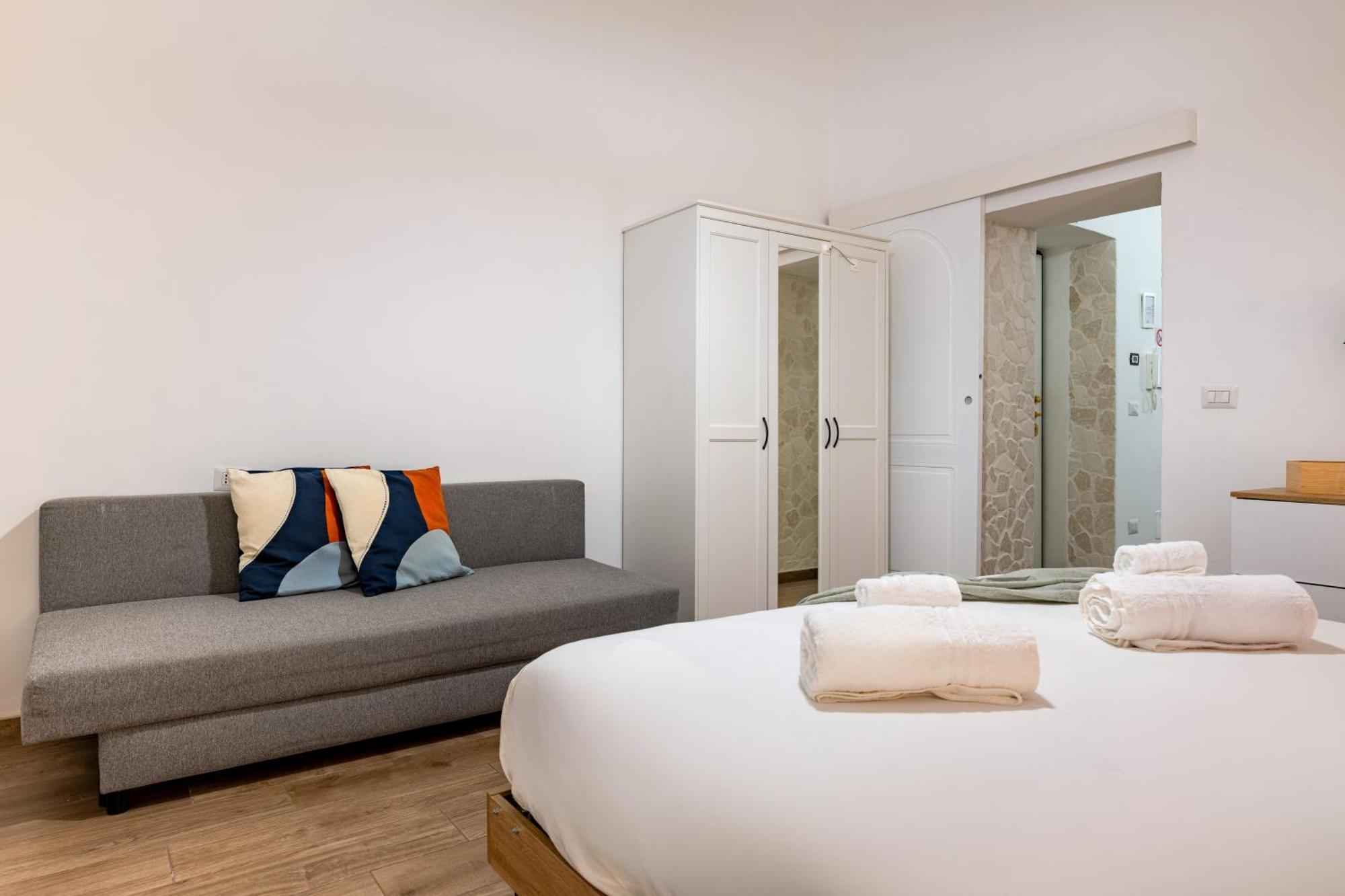 Modern Stone Apartment In The Heart Of Бари Екстериор снимка