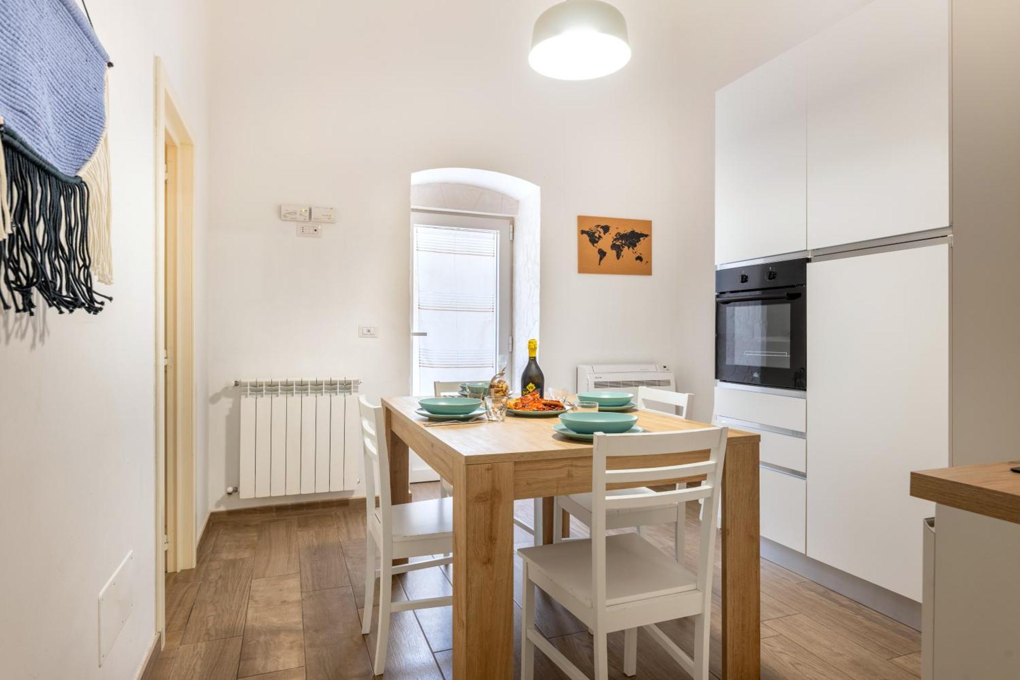 Modern Stone Apartment In The Heart Of Бари Екстериор снимка
