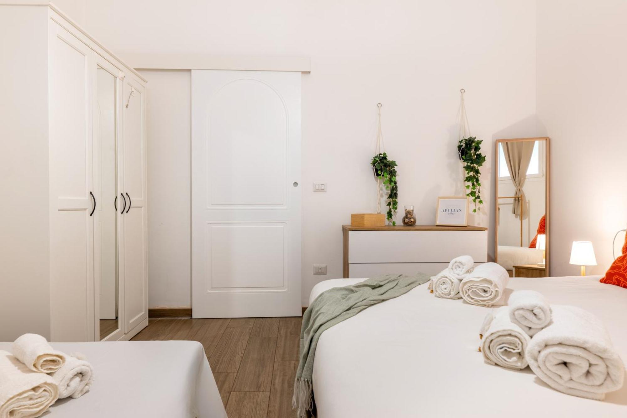 Modern Stone Apartment In The Heart Of Бари Екстериор снимка