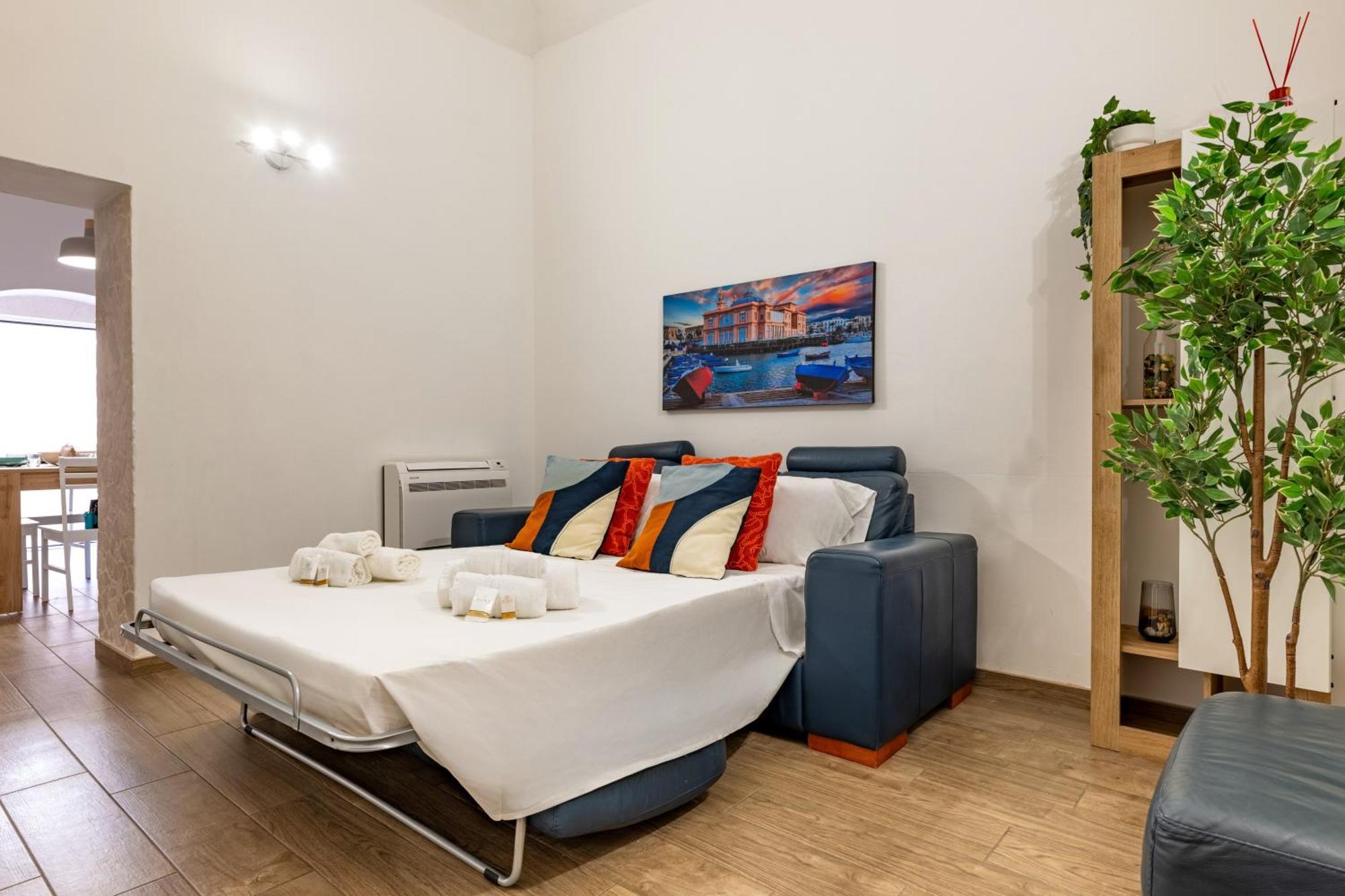 Modern Stone Apartment In The Heart Of Бари Екстериор снимка