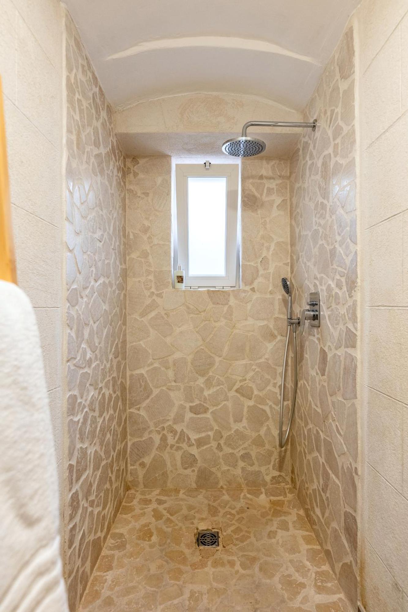 Modern Stone Apartment In The Heart Of Бари Екстериор снимка