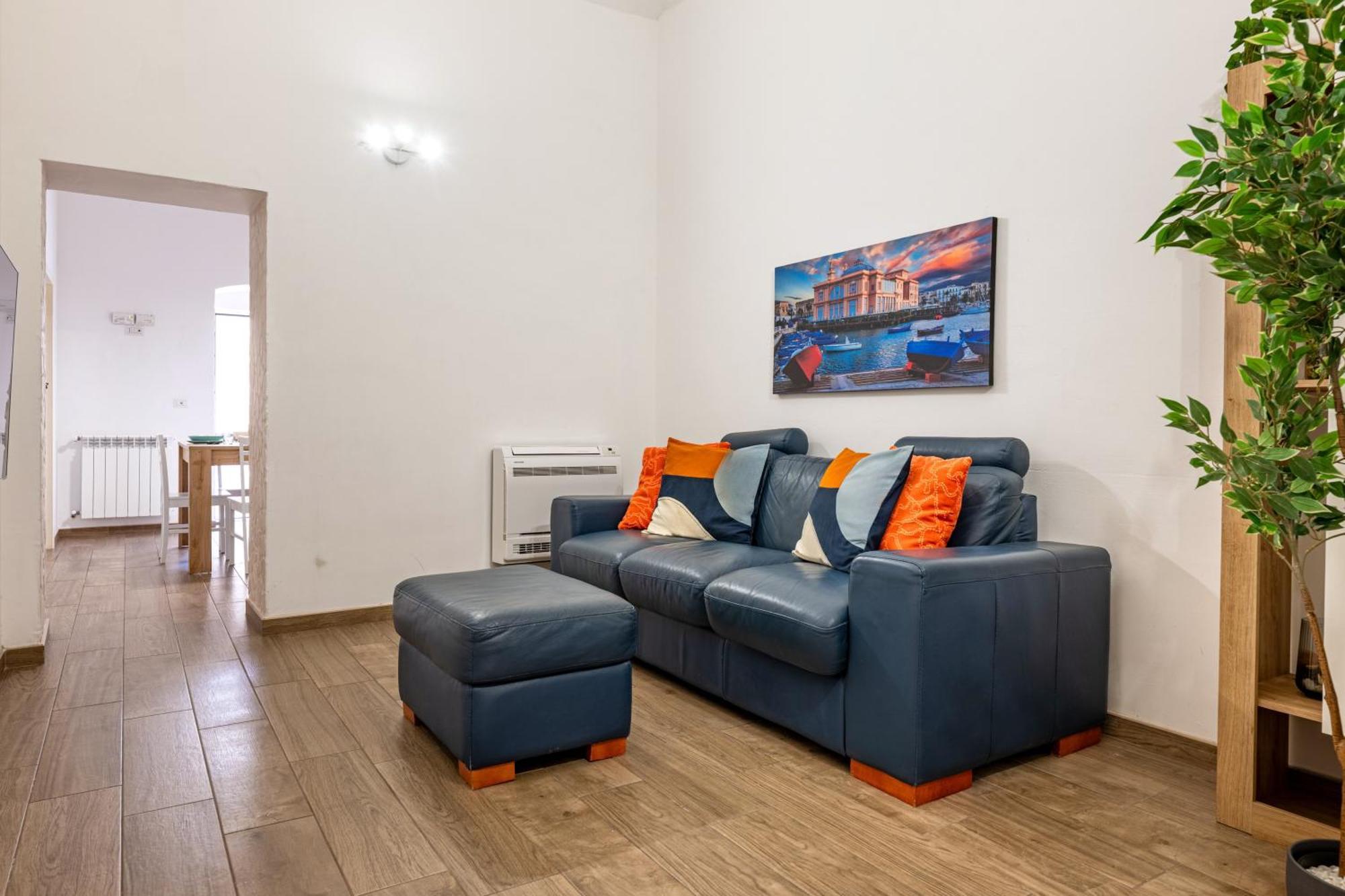 Modern Stone Apartment In The Heart Of Бари Екстериор снимка