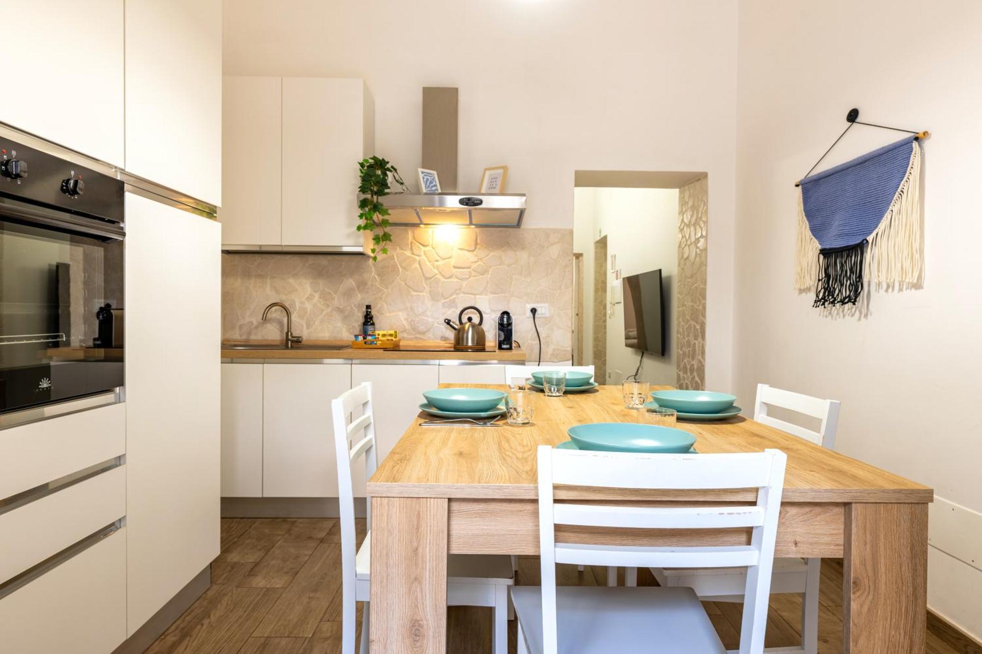 Modern Stone Apartment In The Heart Of Бари Екстериор снимка