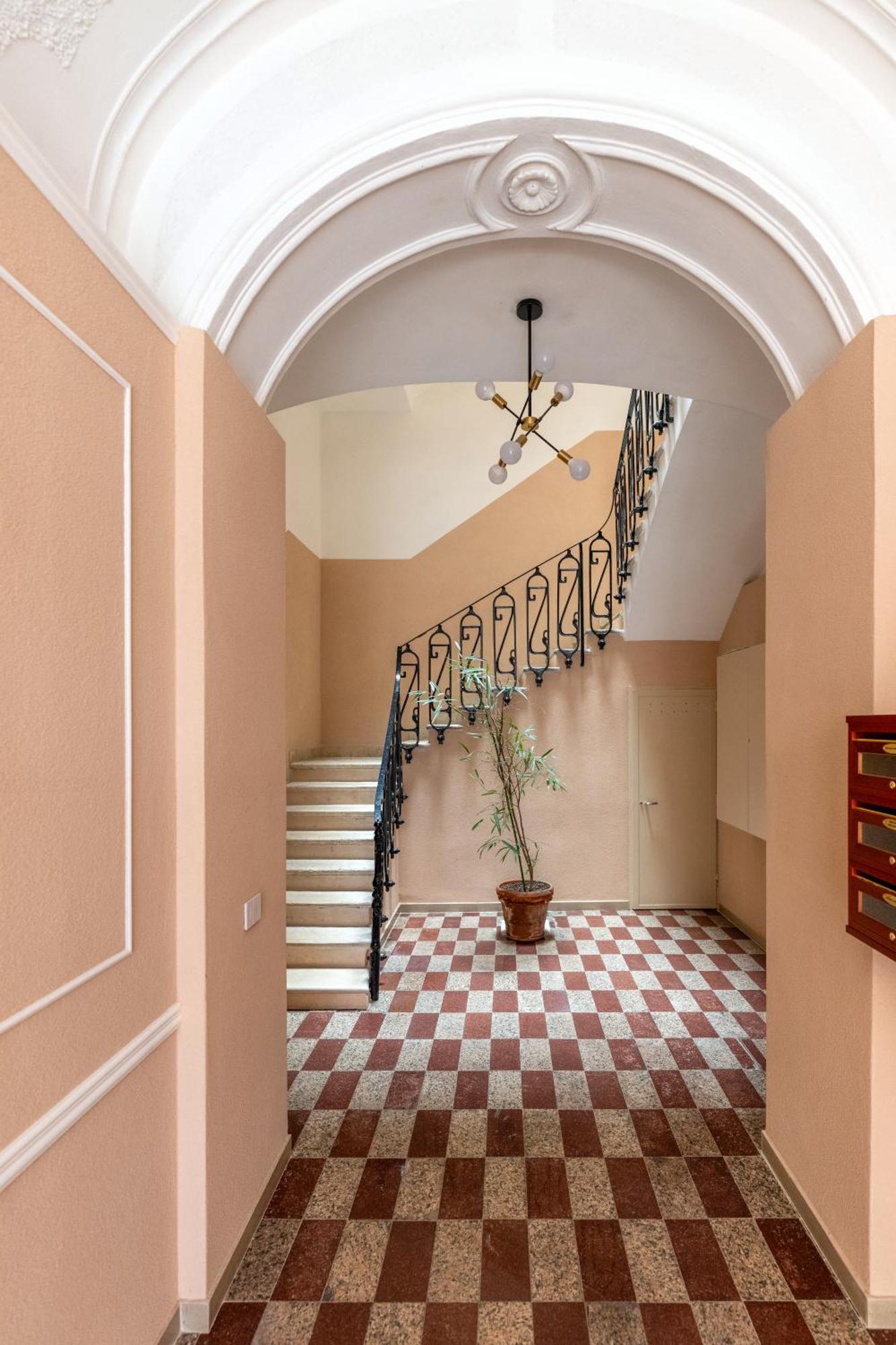 Modern Stone Apartment In The Heart Of Бари Екстериор снимка