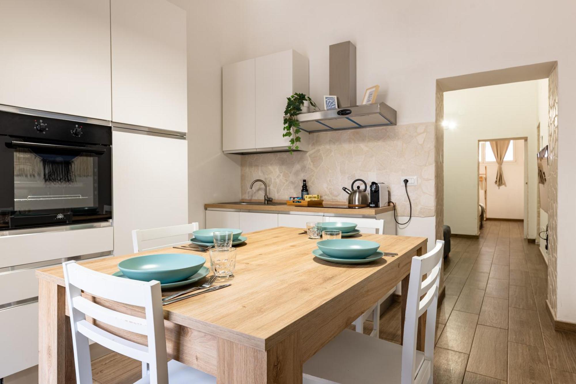 Modern Stone Apartment In The Heart Of Бари Екстериор снимка