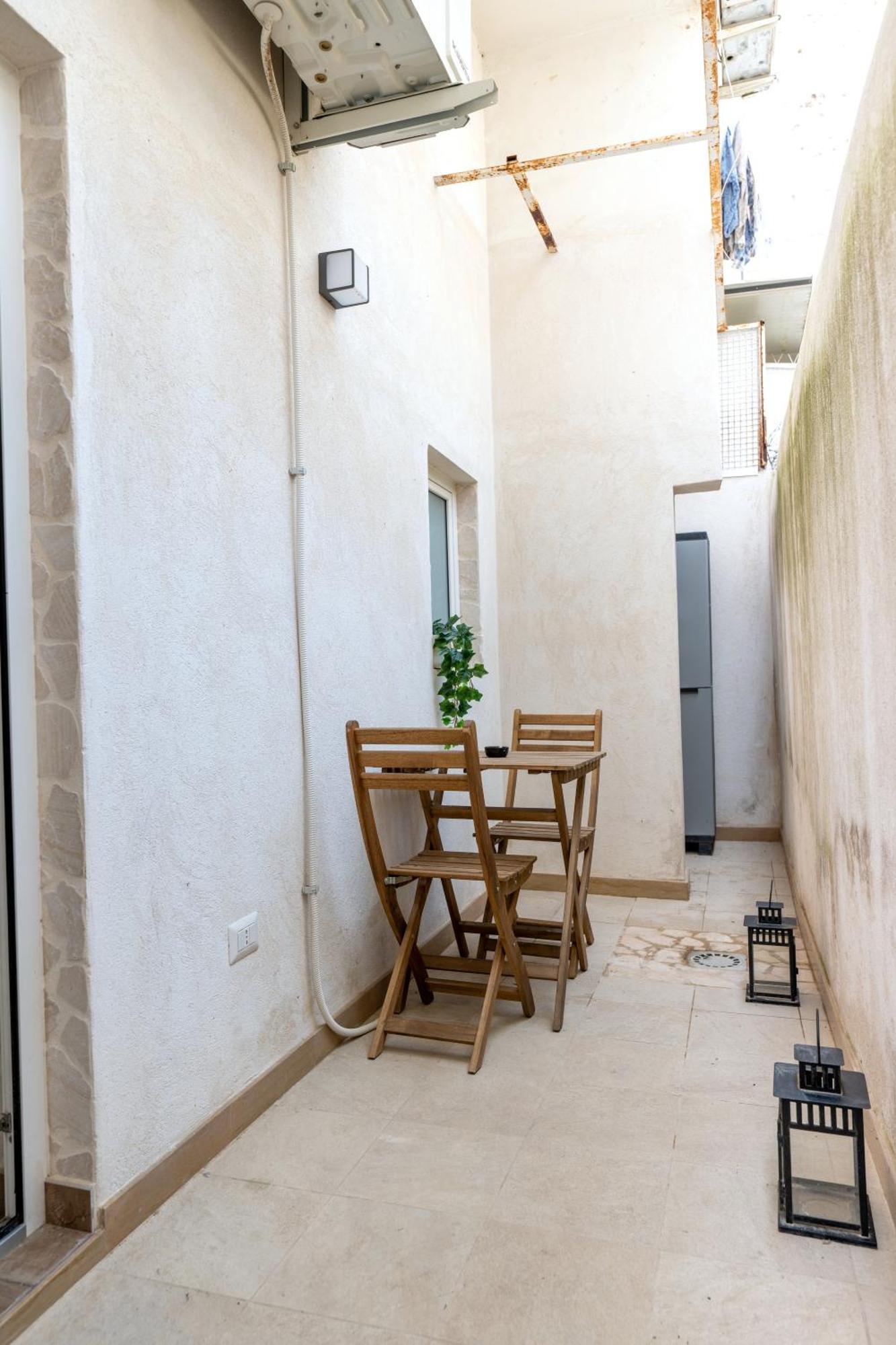 Modern Stone Apartment In The Heart Of Бари Екстериор снимка